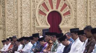 Presiden Joko Widodo menghadiri acara buka puasa bersama di kediaman Ketua DPD, Jakarta, Selasa (6/6).