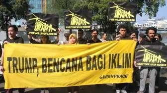 Aktivis Greenpeace Indonesia berunjuk rasa di depan Kedutaan Besar Amerika Serikat, Jakarta, Rabu (7/6).