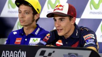 Rebut Start Terdepan, Marquez Asapi Rossi