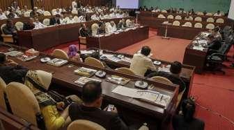 Rapat kerja komisi V DPR RI, di Komplek Parlemen, Senayan, Jakarta, Kamis (8/6).