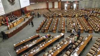 Rapat Paripurna ke-28 Dewan Perwakilan Rakyat (DPR) RI di Kompleks Parlemen, Senayan, Jakarta, Kamis (8/6).