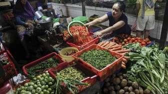 Kebutuhan bahan pangan dijual di pasar Grogol Jakarta, Kamis (8/6).