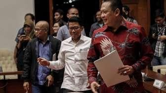 Ketua Pansus panitia Angket KPK Agun Gunandjar didampingi Wakil Ketua Risa Mariska dan Wakil Ketua Taufiqulhadi menggelar rapat perdana Pansus Angket KPK di kompleks Parlemen, Senayan, Jakarta, Kamis (8/6).