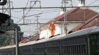 PT KAI melaksanakan kegiatan cuci rangkaian kereta bersama anggota komunitas pecinta kereta api, di Stasiun Senen, Jakarta, Jumat (9/6).