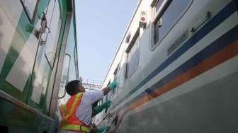 PT KAI melaksanakan kegiatan cuci rangkaian kereta bersama anggota komunitas pecinta kereta api, di Stasiun Senen, Jakarta, Jumat (9/6).