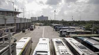 Sejumlah bus Antar Kota Antar Provinsi (AKAP) di Terminal Pulo Gebang, Jakarta, Kamis (8/6).