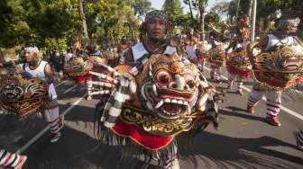 Parade Pesta Kesenian Bali ke-39 di depan Monuman Bajra Sandhi, Denpasar, Bali, Sabtu (10/6).