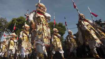 Parade Pesta Kesenian Bali ke-39 di depan Monuman Bajra Sandhi, Denpasar, Bali, Sabtu (10/6).