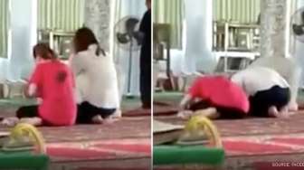 Heboh! Dua Perempuan Budha Sembahyang di Masjid