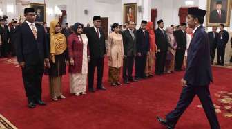 Pelantikan tujuh anggota Dewan Kehormatan Penyelenggara Pemilu (DKPP) di Istana Negara, Jakarta, Senin (12/6).