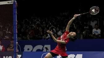 Aksi pebulutangkis tunggal putri Indonesia, Fitriani, saat menghadapi Cheung Ngan Yi (Hong Kong) di babak pertama BCA Indonesia Open 2017 di Jakarta Convention Center, Senayan, Selasa (13/6/2017). [Suara.com/Kurniawan Mas'ud]