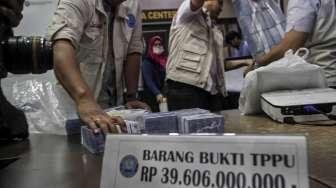 Kepala Badan Narkotika Nasional Komjen Pol. Budi Waseso merilis tersangka beserta barang bukti hasil kejahatan tindak pidana pencucian uang (TPPU) di Jakarta, Selasa (13/6).