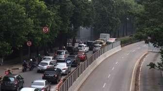 Sejumlah kendaraan melintas di Jalan HR Rasuna Said, Jakarta, Selasa (13/6).