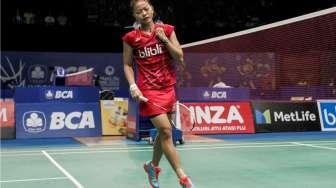 Pebulutangkis tunggal putri Indonesia, Fitriani, bereaksi senang saat mendapatkan angka atas Cheung Ngan Yi (Hong Kong), di babak pertama BCA Indonesia Open 2017 di JCC, Senayan, Selasa (13/6/2017). [Suara.com/Kurniawan Mas'ud]