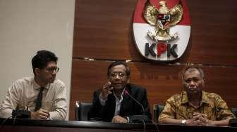 Hasil kajian 110 pakar hukum tata negara terkait pembentukan Panitia Khusus (Pansus) Hak Angket Komisi Pemberantasan Korupsi (KPK), di Jakarta, Rabu (14/6).