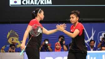 Pebulutangkis ganda putri Indonesia Greysia Polii dan Apriyani Rahayu melawan ganda putri Korea Selatan Chae Yoo Jung dan Kim So Yeong pada babak pertama BCA Indonesia Open 2017 di Jakarta Convention Center, Jakarta, Rabu (14/6).