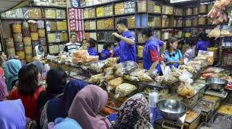 Sejumlah warga berburu kue kering di pasar Jatinegara, Jakarta, Rabu (14/6).