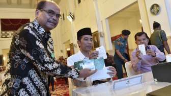 Presiden Joko Widodo dan Wapres Jusuf Kalla didampingi Kepala Badan Zakat Nasional Bambang Sudibyo membayar tzakat di Istana Negara, Jakarta, Rabu (14/6).