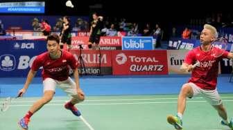 Pebulutangkis ganda putra Indonesia Marcus Gideon dan Kevin Sanjay melawan ganda putra Denmark Kim Astrup dan Anders Skaarup Rasmussen pada babak pertama BCA Indonesia Open 2017 di Jakarta Convention Center, Rabu (14/6).