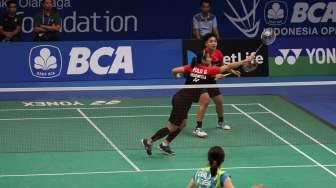 Pebulutangkis ganda putri Indonesia Greysia Polii dan Apriyani Rahayu melawan ganda putri Korea Selatan Chae Yoo Jung dan Kim So Yeong pada babak pertama BCA Indonesia Open 2017 di Jakarta Convention Center, Jakarta, Rabu (14/6).