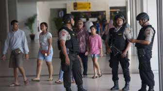 Polisi unit K-9 bersama anggota Brimob Polda Bali berjaga di terminal penumpang saat mulai beroperasinya Posko Terpadu Mudik Lebaran di Bandara Ngurah Rai, Denpasar, Kamis (15/6).