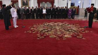 Presiden Joko Widodo melantik Gubernur DKI Jakarta Djarot Saiful Hidayat di Istana Negara, Jakarta, Kamis (15/6).