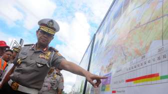 Kakorlantas Mabes Polri Irjen Pol Royke Lumowa menyaksikan pemetaan jalur fungsional alternatif tol Bawen-Salatiga di Gerbang Tol Salatiga, Jawa Tengah, Kamis (15/6).