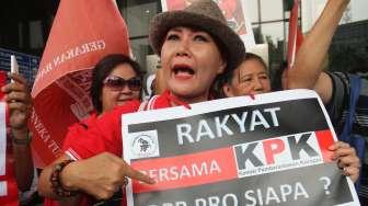 Sejumlah warga melakukan aksi simpatik #Indonesia Waras di depan gedung KPK, Jakarta, Kamis (15/6).