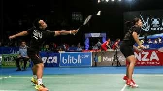 Ganda campuran Hafiz Faizal/Shela Devi Aulia saat menghadapi Tontowi Ahmad/Liliyana Natsir di babak kedua BCA Indonesia Open 2017 di Jakarta Convention Center, Senayan, Jumat (16/6/2017) dini hari. [Suara.com/Kurniawan Mas'ud]