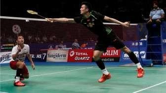 Pertandingan tunggal putra antara Jonatan Christie melawan Chen Long, di babak kedua kejuaraan BCA Indonesia Open 2017 di Jakarta Convention Center, Senayan, Kamis (15/6/2017). [Suara.com/Kurniawan Mas'ud]