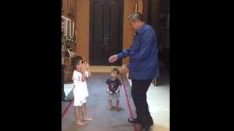 So Sweet, Airlangga dan Sakti Pakai Kacamata Pepo SBY