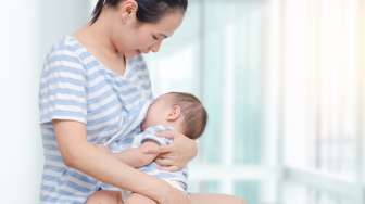 Peneliti: Ibu Terinfeksi Covid-19 Bisa Menyusui Bayinya Langsung