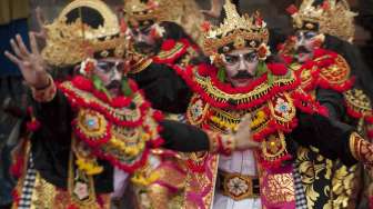 Sejumlah seniman menampilkan drama tari Gambuh dalam pagelaran kesenian pada Pesta Kesenian Bali ke-39, Taman Budaya Denpasar, Jumat (16/6).