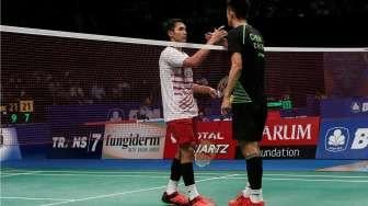 Pebulutangkis tunggal putra Indonesia Jonatan Christie dikalahkan pemain unggulan, Chen Long, pada pertandingan babak kedua kejuaraan BCA Indonesia Open 2017 di Jakarta Convention Center, Senayan, Kamis (15/6/2017). [Suara.com/Kurniawan Mas'ud]