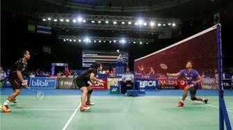 Ganda campuran Indonesia, Tontowi Ahmad/Liliyana Natsir, saat melawan pasangan Hafiz Faizal/Shela Devi Aulia di babak kedua BCA Indonesia Open 2017 di Jakarta Convention Center, Senayan, Jumat (16/6/2017) dini hari. [Suara.com/Kurniawan Mas'ud]