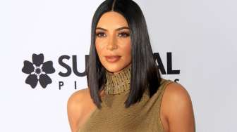 Kim Kardashian Pakai Dress Seksi tapi Model Sepatunya Bikin Warganet Gagal Paham