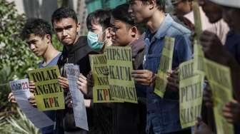 Aliansi Anak Muda Anti Korupsi menggelar aksi membentangkan spanduk besar bertuliskan #tolakhakangket di depan gedung DPR RI, Senayan, Jakarta, Jumat (16/6).