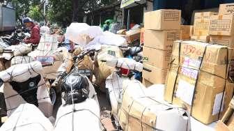 Sejumlah sepeda motor yang siap dikirim di Stasiun Senen, Jakarta, Sabtu (17/6).