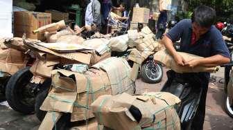 Sejumlah sepeda motor yang siap dikirim di Stasiun Senen, Jakarta, Sabtu (17/6).