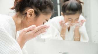 Beredar Video Ibu Mencuci Muka Pakai Sabun Cuci Piring, Apakah Aman untuk Kulit Wajah?