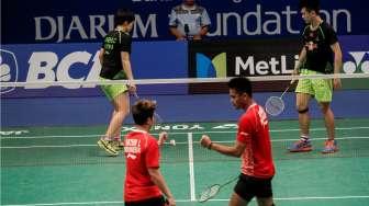 Pebulutangkis ganda campuran Indonesia, Tontowi Ahmad/Liliyana Natsir, saat menghadapi ganda Cina, Zheng Siwei/Chen Qingchen, di final BCA Indonesia Open 2017 di Jakarta Convention Center, Minggu (18/6/2017) malam. [Suara.com/Kurniawan Mas'ud]