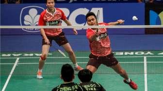 Pebulutangkis ganda campuran Indonesia, Tontowi Ahmad/Liliyana Natsir, saat menghadapi pasangan Cina, Zheng Siwei/Chen Qingchen, di final BCA Indonesia Open 2017 di Jakarta Convention Center, Minggu (18/6/2017) malam. [Suara.com/Kurniawan Mas'ud]