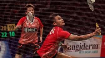 Pebulutangkis ganda campuran Indonesia, Tontowi Ahmad/Liliyana Natsir, saat melawan pasangan Cina, Zheng Siwei/Chen Qingchen, di final BCA Indonesia Open 2017 di Jakarta Convention Center, Minggu (18/6/2017) malam. [Suara.com/Kurniawan Mas'ud]