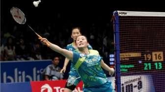 Pebulutangkis ganda putri Korea Selatan, Chang Ye Na/Lee So Hee, saat menghadapi pasangan Cina, Chen Qingchen/Jia Yifan, di final BCA Indonesia Open 2017 di Jakarta Convention Center, Senayan, Jakarta, Minggu (18/6/2017). [Suara.com/Kurniawan Mas'ud]