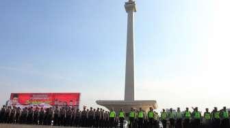 Suasana apel gelar pasukan Operasi Ramadniya 2017 yang dipimpin langsung Kapolri Jenderal Tito Karnavian di lapangan Silang Monas, Jakarta, Senin (19/6/2017). [Suara.com/Oke Atmaja]