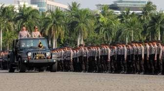 Kapolri Jenderal Tito Karnavian memeriksa pasukan saat memimpin apel gelar pasukan Operasi Ramadniya 2017 di lapangan Silang Monas, Jakarta, Senin (19/6/2017). [Suara.com/Oke Atmaja]