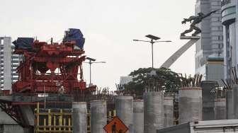 Pembangunan proyek flyover Pancoran atau jalan layang di Jalan Gatot Subroto, Jakarta,  Senin (19/6).