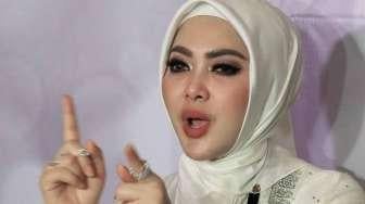 Sering Tampil Berhijab, Syahrini Mantap Hijrah?