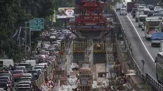 Pembangunan proyek flyover Pancoran atau jalan layang di Jalan Gatot Subroto, Jakarta,  Senin (19/6).