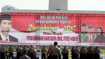 Kapolri Jenderal Tito Karnavian memimpin langsung apel gelar pasukan Operasi Ramadniya 2017 di lapangan Silang Monas, Jakarta, Senin (19/6/2017). [Suara.com/Oke Atmaja]